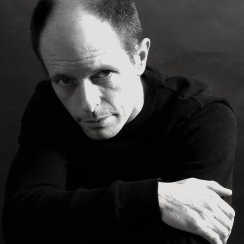 "Moje pisarstwo jest wizualne i kinematograficzne: zawsze potrzebuję precyzyjnie określonego miejsca, aby posuwać akcję do przodu" - rozmowa z Bernardem Minierem